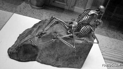 Creative Skeleton Sculptures