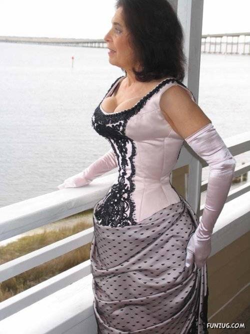 The Worlds Thinest Waist Lady