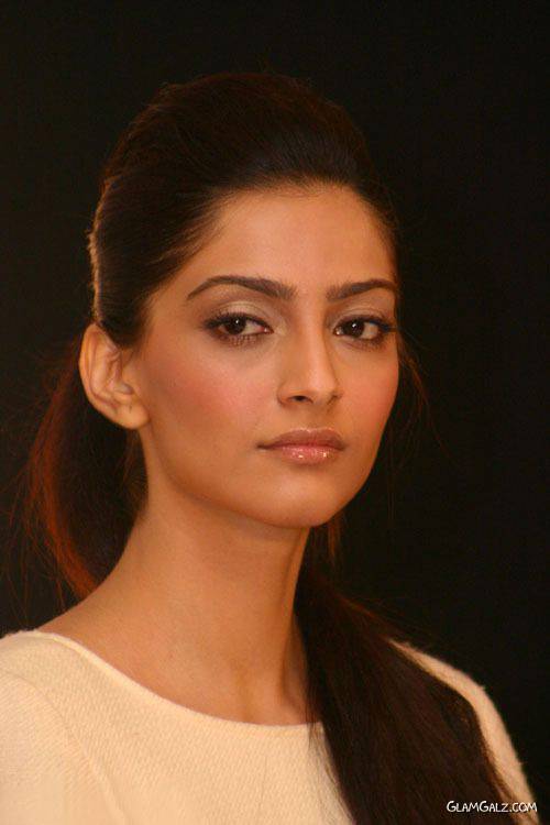 Sonam Kapoor Gears up for Delhi 6 Premiere