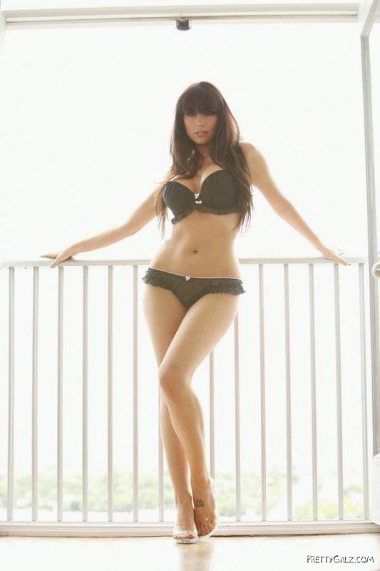 Delicious Glamour Model Anissa Holmes